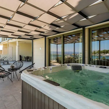 Luxury With Hot Tub