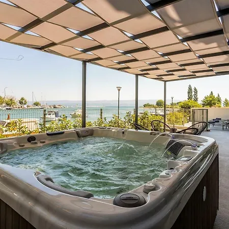 Luxury With Hot Tub * Omis